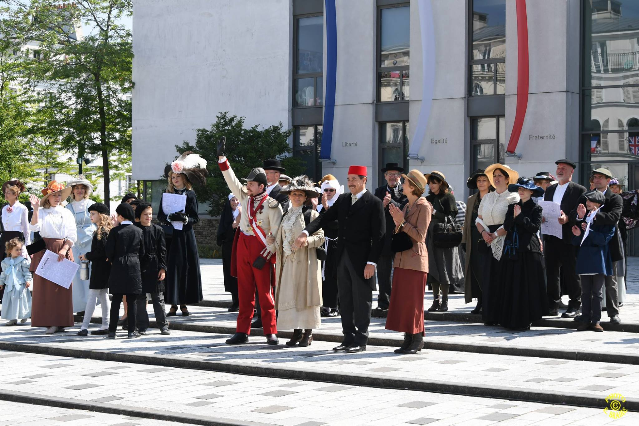 4 l'Achiduc d'Autriche  saluant la foule 2