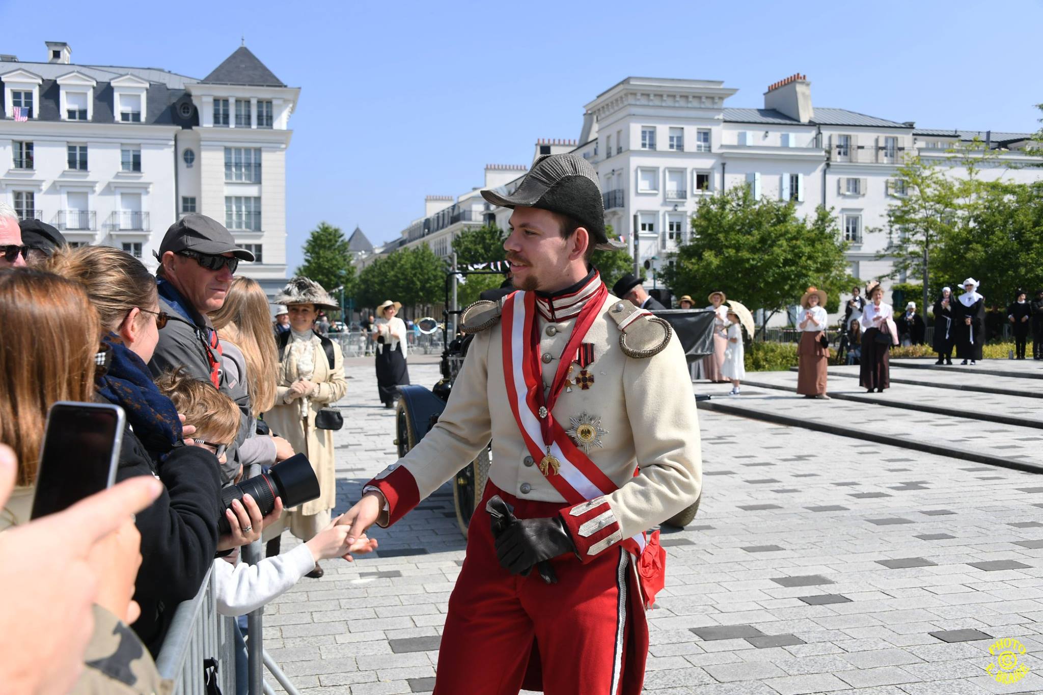 5 l'Achiduc d'Autriche  saluant la foule